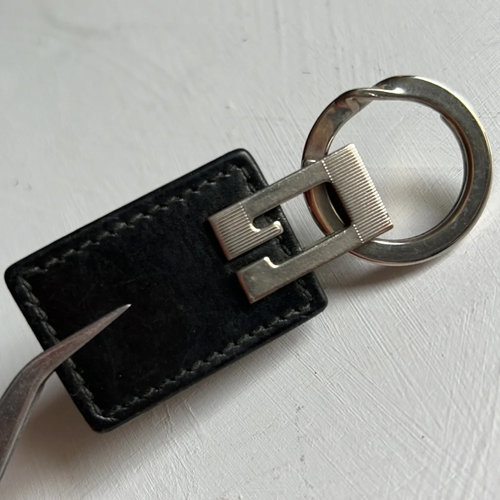 GUCCI Logo Silver Metal Tone Leather Key Holder Charm Unisex Vintage Authentic